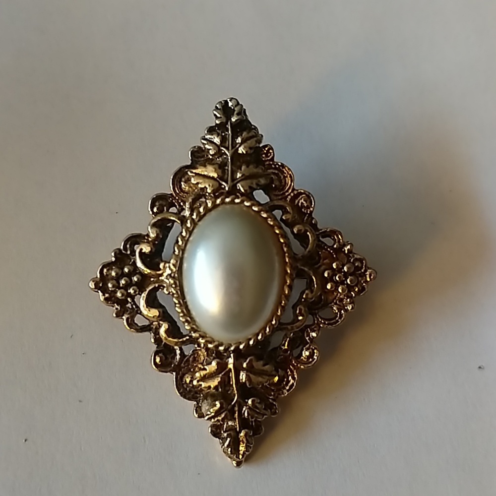 Vintage gold tone and oval pearl like pin